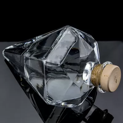 Popular design Super Flint 700ml vodka glass bottle with cork stopper and transparent glass